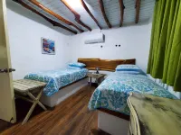 Rustic Cottage - A/C, Parking, Pool & Beach Access Hotels in Runaway Bay