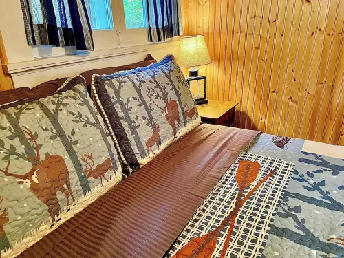 Peaceful Waters Cabin Sleeps 4