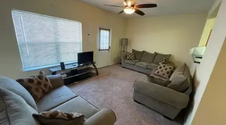 A spacious 3-bedroom townhouse with 2 1/2 baths. Отели рядом с достопримечательностью «Парк Роквуд»