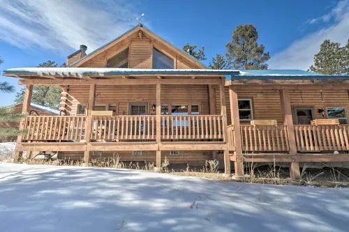 Log Cabin w/ Mountain Views ~ 30 Mi to Pikes Peak! - Homestays