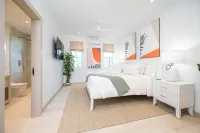 7 Minute walk to BEACH /Brand New Luxury Villa / Sleeps 10