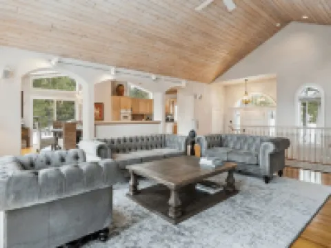 The Royal Canterbury Retreat - Near Kings Beach & Lake Tahoe Hotels in Kings Beach