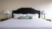 22nd FL Bold CozySuites with Pool, Gym