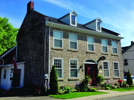 Sir Isaac Brock B&B Luxury Suites Отели рядом с достопримечательностью «King's Lock Craft Distillery»