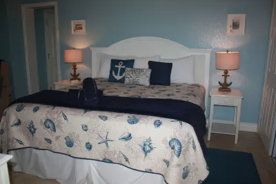 An Island Getaway at Palm Tree Villas Hotel di Holmes Beach