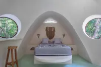 Room in Lodge - Unique Jungle Dome 2 Queen Beds