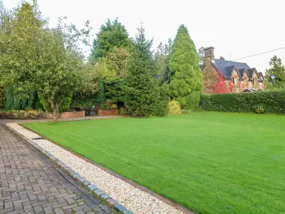 Farley Cottage II Hotels near Alton Towers