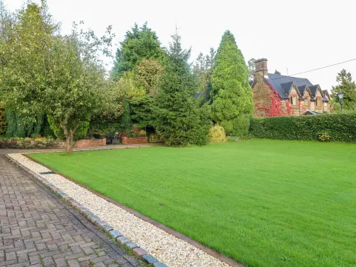 Farley Cottage II Hotels in Uttoxeter