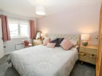 11 Parc Delfryn Hotels in Llanfair-Mathafarn-Eithaf