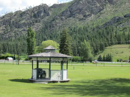 Mountain Springs Motel & RV Park Отели в г. Barriere