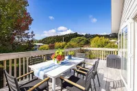 Tui Beach House - Centrally located, 3 min walk to beach, bright house Paihia.