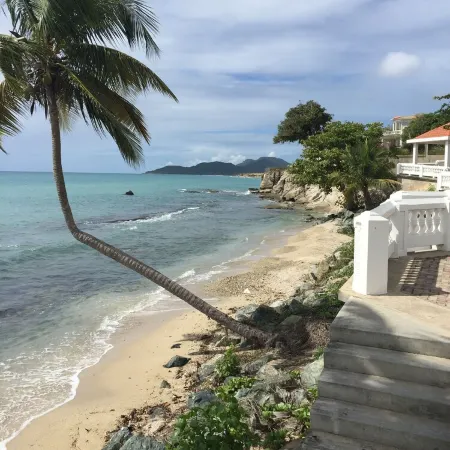 Best Location, Caribbean views, Off street parking, walk everywhere.
