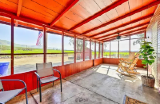 帶有塞拉內華達山景的平靜農舍