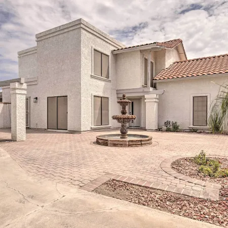 8 mi to Westgate Family-Friendly Glendale Home!