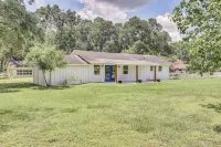 Bright Wallis Cottage w/ Pergola & Grill! Hotels in Simonton