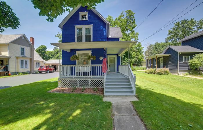 Fire Pit, BBQ & Yard: Family Home in Adrian