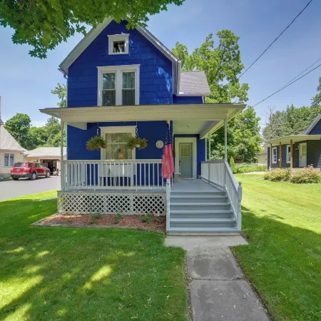 Fire Pit, BBQ & Yard: Family Home in Adrian