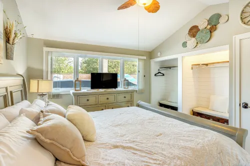 Vermilion River Home w/ Hot Tub & Private Dock! - Wifi