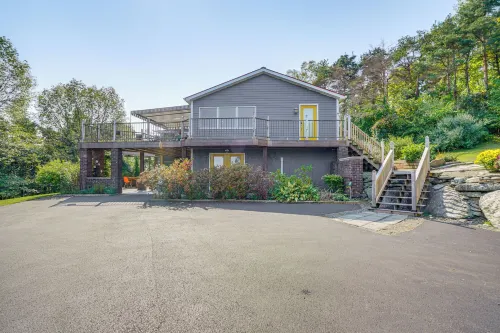 Mtn-View Retreat in Huson Valley: Great for Groups - parking