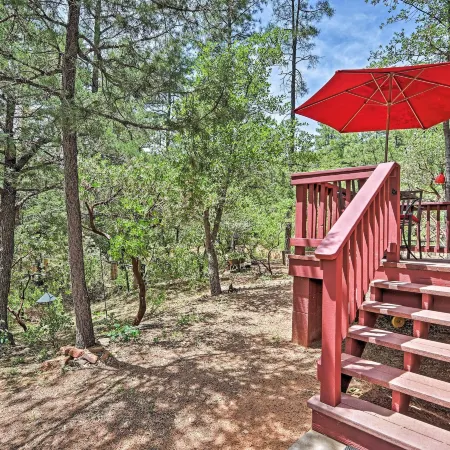 Furnished Deck: Romantic Strawberry/Pine Studio!