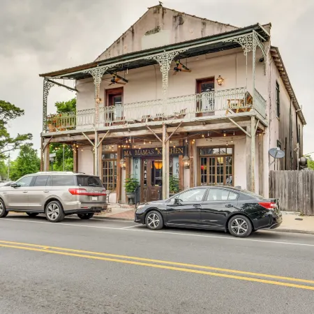 Charming Louisiana Getaway w/ Furnished Balcony!