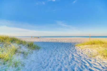 Top-Floor Sunset Vistas Condo Ocean-View Balcony!