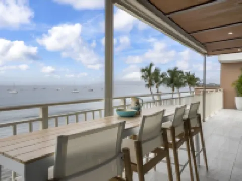 BRAND NEW REMODEL Rooftop Lahaina Oceanfront Penthouse with 360 degree views! โรงแรมในลาไฮนา