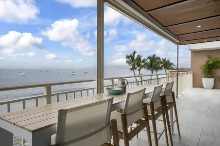 BRAND NEW REMODEL Rooftop Lahaina Oceanfront Penthouse with 360 degree views! Отели рядом с достопримечательностью «Лахайна Джодо Мишен»
