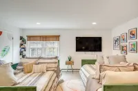 Serene Holmes Cottage Near Lakes & Trails! - Pools