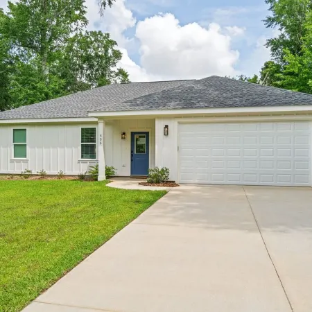 Charming 3-bedroom house in brilliant Foley with AC, WiFi