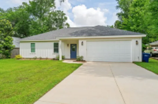 Charming 3-bedroom house in brilliant Foley with AC, WiFi