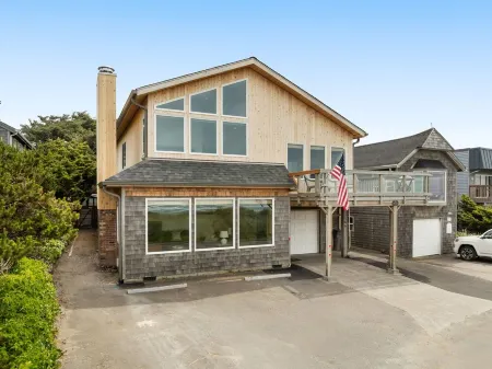 Oceanfront 6Br Home in the Heart of Manzanita. Escape Your Troubles Here!