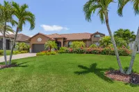 Heated Pool and Kayaks - Charming Waterfront Haven 케이프코럴 스포츠 콤플렉스 주변 호텔