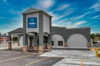 Clarion Pointe Decatur River City - parking