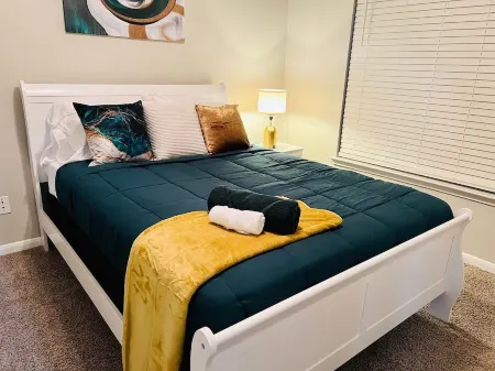 Beautiful Queen Unit- Houston Suburbs