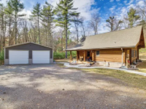 Merrillan Cabin w/ Fire Pit < 1 Mi to Lake Arbutus Hoteles en Dewhurst