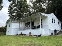 Blue Ridge Mountain Cottage close to everything Asheville has to offer.