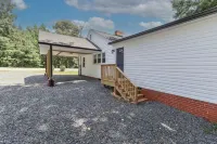 Lake Tillery 7 Minutes to Marina! Sleeps 8, Large Deck with WiFi and AC