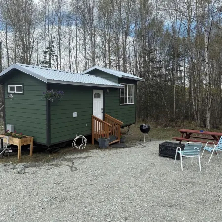 Tiny House with Bear Mountain Views.... Only 25 Minutes outside of Anchorage