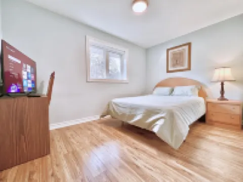 Renovated Rooms 10-min to Finch Subway Near Yonge St