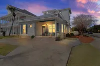7bdr w/ Private Pool, Hot Tub, Fire Pit, Walk to Beach Tidal Wave by Avantstay