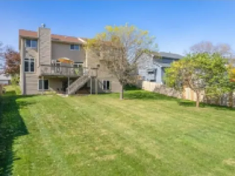 Home w/Hot Tub -Spacious, Quiet Neighborhood Near des Moines, IA. Hotels in Clive