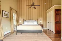 Cortland by AvantStay Charming Heritage Estate w Private Lake Pool