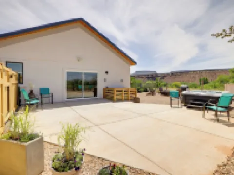 Hot Tub & Views: Modern Home 15 Mi to Zion NP Hoteles en Virgin
