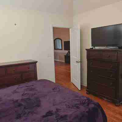 Work, Relax, Explore! 3 Bdrm House with screened in porch in New Bern. Rooms