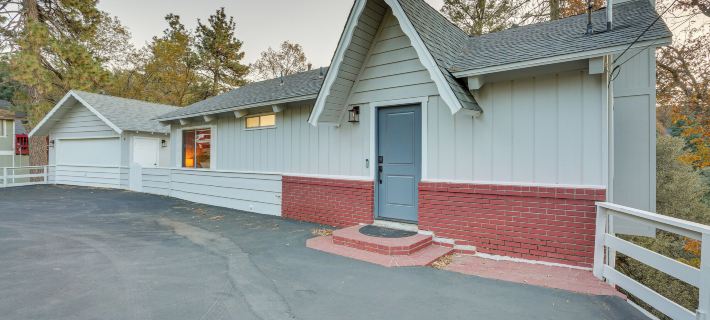 Crestline Cabin Mountain Views and Fire Pit! Hoteles en Crestline