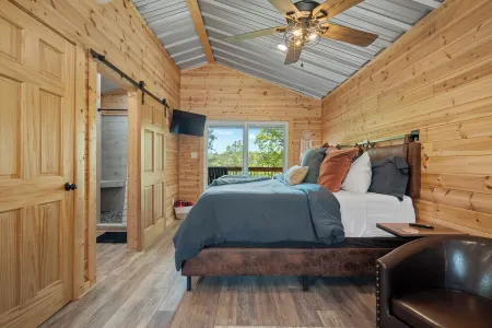 Cabin #5 @ Rock Creek Cabins! King Bed, Great Porch, Nice Views, Pet Friendly!