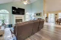 Pet-Friendly Lagrange Vacation Rental w/ Deck! Hotel a La Grange