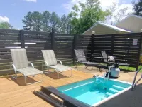 Vintage Restored Glamper - Unique Tiny Home w/ Plunge Pool & Patio セントクレアのホテル