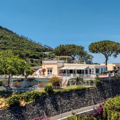 Hotel Villa Ireos Các khách sạn gần Spiaggia Degli Inglesi